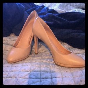 Banana Republic nude pumps